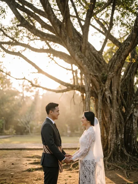 Pasangan pengantin Indonesia saat sunset