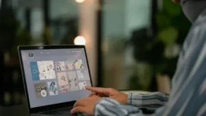 Desainer undangan digital profesional sedang membuat undangan pernikahan di laptop