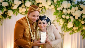 Pasangan Indonesia melihat harga jasa undangan perkawinan digital di smartphone