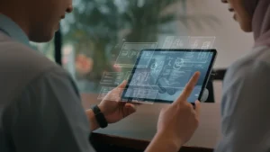 Tren undangan digital 2026 - pasangan melihat undangan digital interaktif di tablet