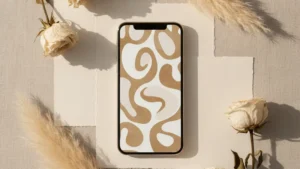Inspirasi judul love story undangan digital ditampilkan pada smartphone dengan dekorasi bunga kering