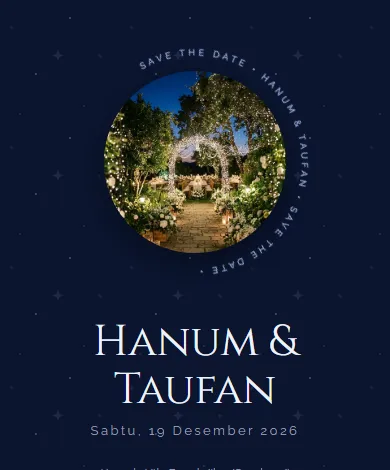 Halaman pembuka tema undangan digital Dark Blue di layar ponsel dengan foto bulat, nama mempelai contoh, tanggal, sapaan nama tamu, dan tombol Buka Undangan